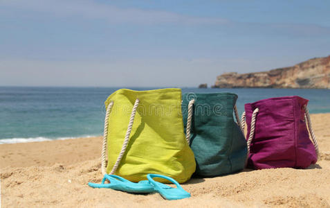 海边色彩鲜艳的沙滩包