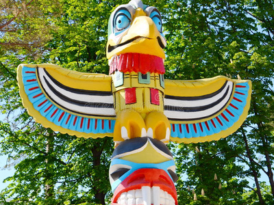 多彩图腾柱图片