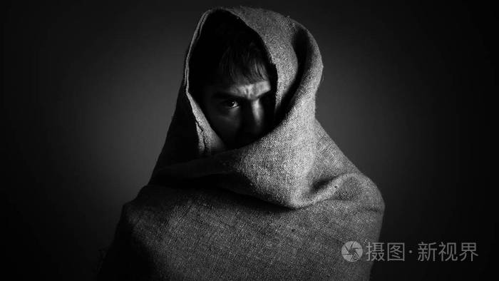 关闭孤立绝望的恐惧的人的肖像.单色图片