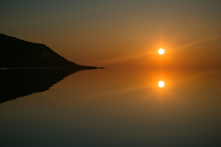 太阳在黎明时反映在海