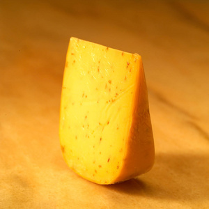 新鲜的奶酪刨丝器