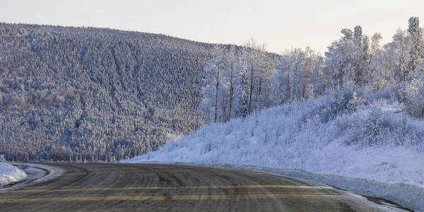 公路穿越积雪覆盖的景观, 阿拉斯加公路, 北落基山脉地区自治市, 不列颠哥伦比亚省, 加拿大图片