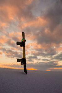 粉末质地和滑雪板在日落