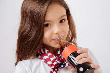 可乐或碳酸饮料一个微笑的年轻非洲夫妇的肖像喝了一瓶碳酸饮料与两个