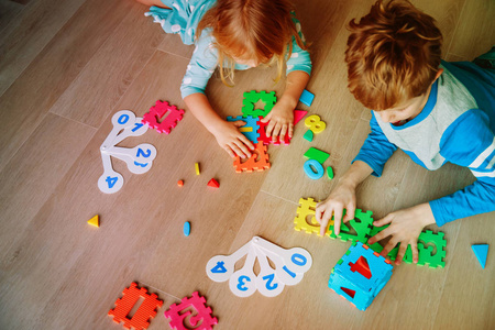 学习总结孩子学习数字, 计算, 玩拼图游戏照片