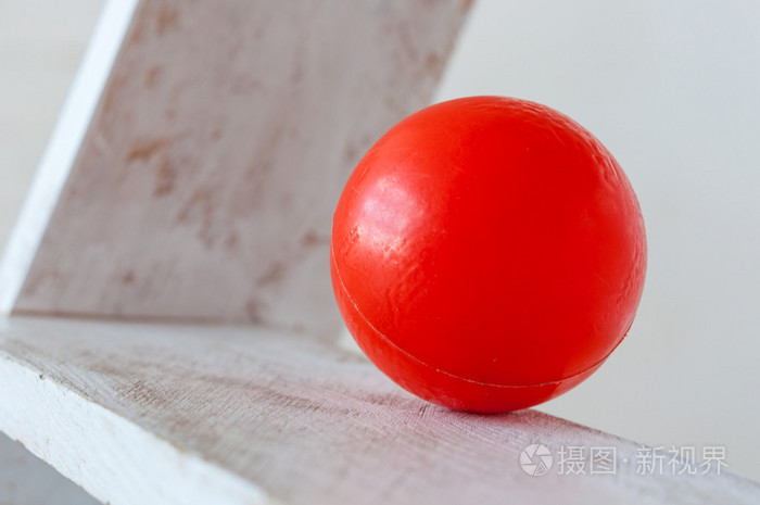 红色的塑料球白色ledders一步背景