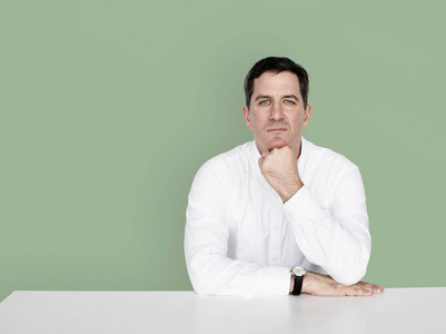 在工作室里严肃认真的人照片