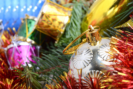 圣诞树枝装饰球，新年节日贺卡