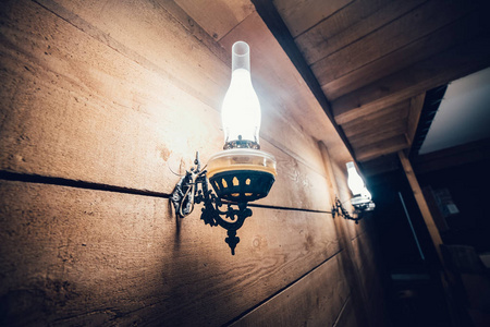 旧老式电灯在木墙上