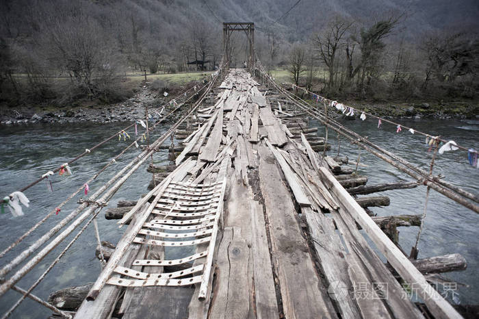 老悬浮的木桥照片-正版商用图片0ntlky-摄图新视界