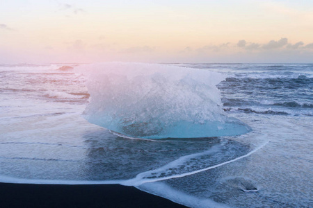 冰山从黑沙滩与海海岸天际, 冰岛自然风景背景
