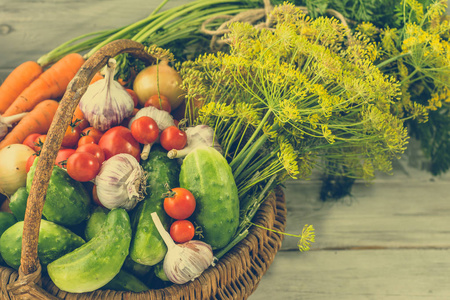 篮子里的蔬菜，新鲜有机农产品放桌子上，顶视图