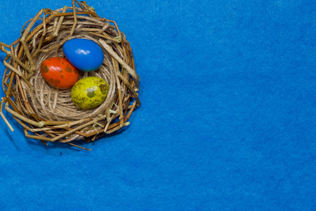 复活节彩蛋在窝里。画的鹌鹑蛋