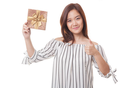 年轻的亚洲女人竖起大拇指与一个礼品盒