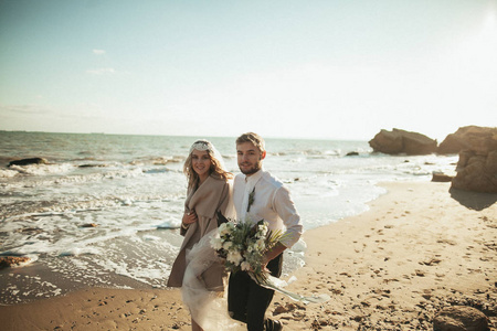 新娘对夫妇在海滩上