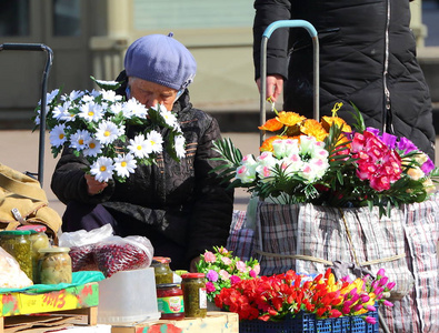 街花店, 大街 Bolshevikov, 圣彼得堡, 俄罗斯2018年4月