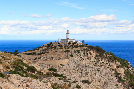 盖德佛门灯塔全景和地中海，西班牙的马略卡岛