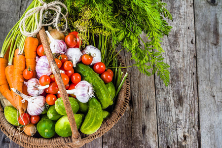 五颜六色的蔬菜，在篮子里，有机生产从农夫市场木制的桌子上