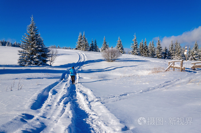 美丽的冬天山景观冰雪覆盖