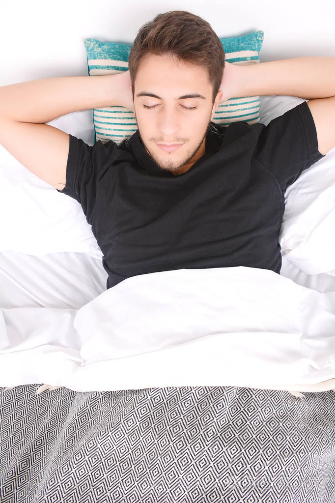 睡在床上的男人