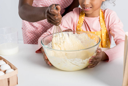 非洲裔美国人母亲和女儿的部分看法混合面团与扫在厨房
