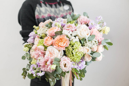 美丽的豪华花束的混合花在女人的手。花店里花匠的工作。小型家族企业