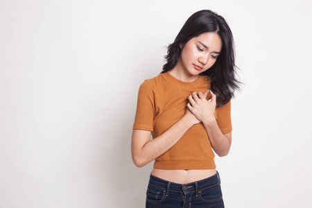 年轻的亚洲女人有胸痛照片