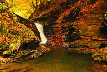 秋季山瀑布