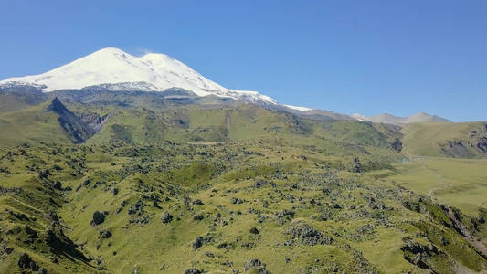 Elbrus 从北方来的。克孜勒苏河上的苏丹瀑布。鸟瞰图。卡巴尔达巴尔卡里亚, 俄罗斯