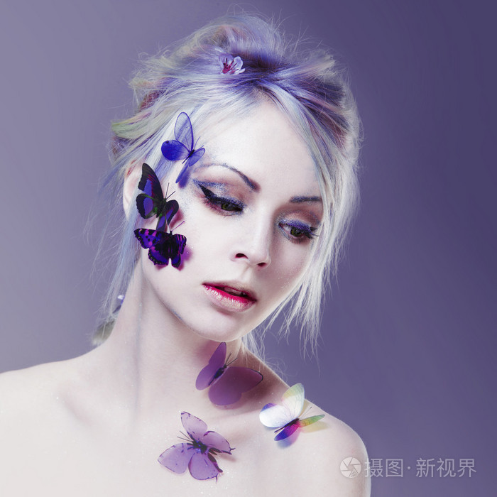 用蝴蝶的美丽女孩美丽的脸创意化妆和发型与色调的肖像
