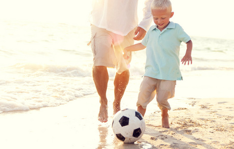 父亲和儿子玩足球概念