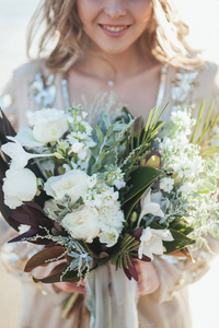 美丽的新娘与花束