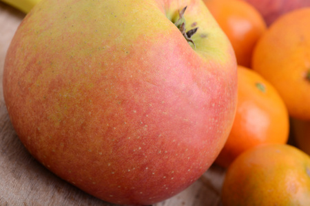 香蕉苹果普通话桃子草莓木制背景作为保健食品的概念