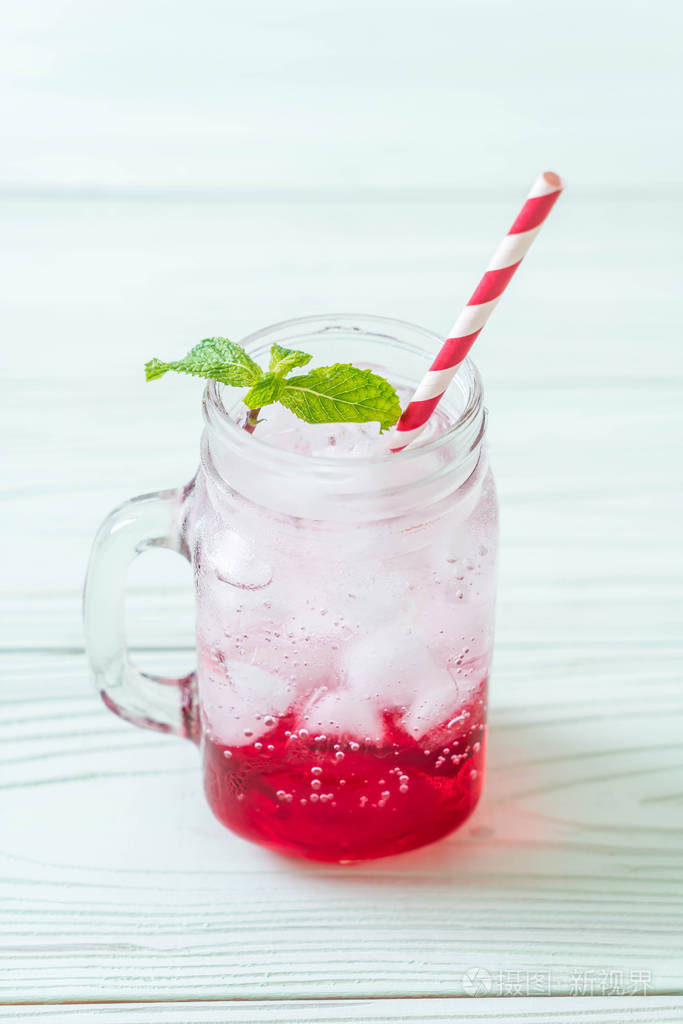 冰草莓汽水