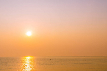 美丽的日出在海滩和海