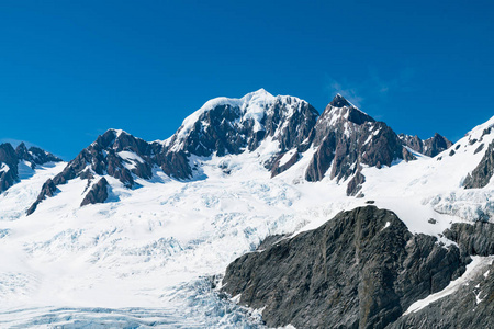 新西兰黑色火山山, 雪覆盖着湛蓝的天空背景, 自然景观