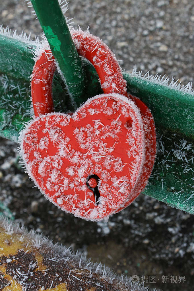 一颗冰冻的红色金属锁在心脏的形状