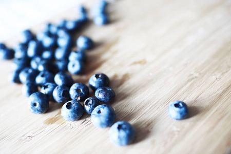 蓝莓在桌子上