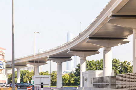 混凝土地铁立交桥下的城市道路照片