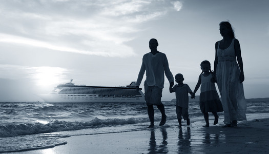 家庭及儿童在海滩概念