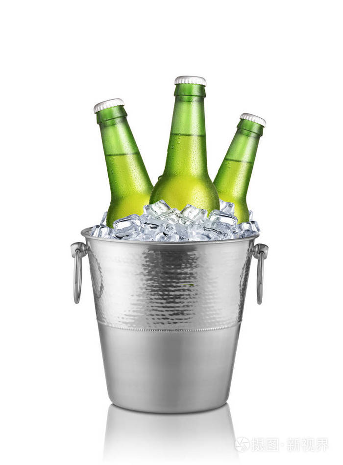 绿色瓶啤酒在孤立的白色背景上的冰桶