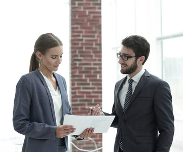 事宜公司员工洽谈商务事宜照片