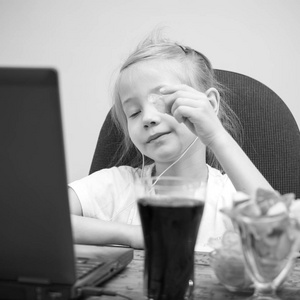 单色图像的一个女孩，一顿饭由计算机