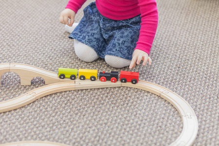 小女孩玩火车