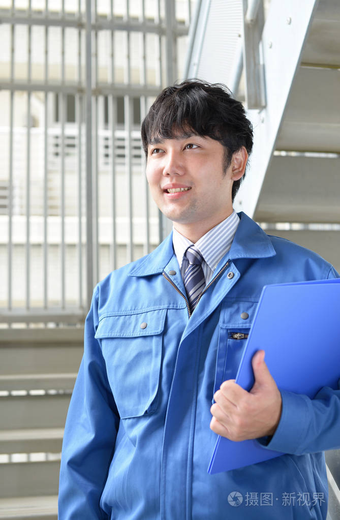 微笑的亚洲男性工作者