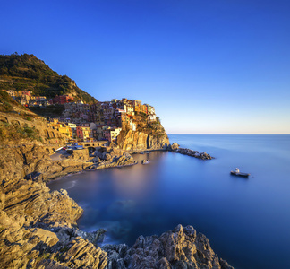 manarola 村，岩石和海上日落时。意大利五渔村