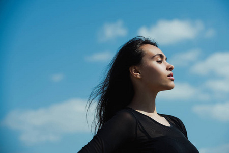 美丽的女人或女孩，晴朗的蓝天底下的肖像