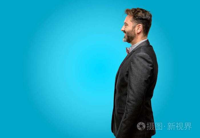 中年男子与胡子和弓领带侧面视图肖像