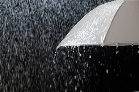 湿保护伞在暴风雨天气与自然雷暴, 在黑色背景照片