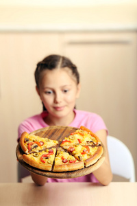 女孩吃披萨
